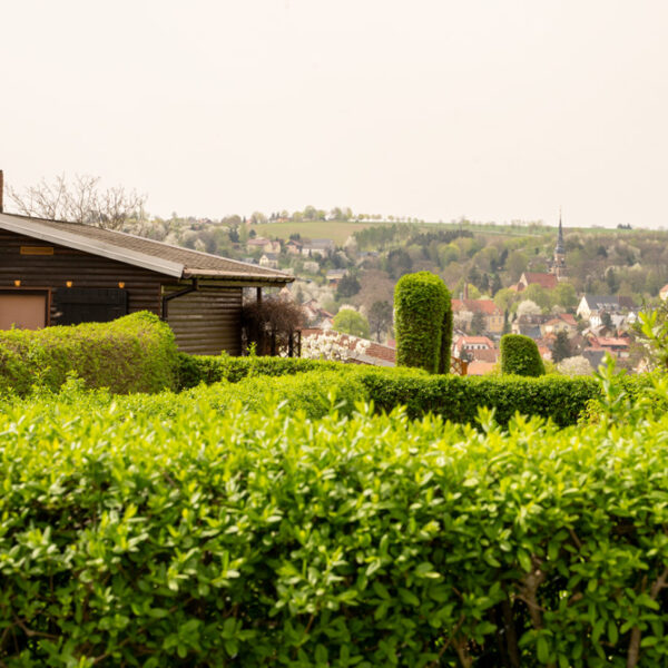 Eine Gartenlaube im Kleingartenverein mit Blick auf Possendorf und den Possendorfer Kirchturm.