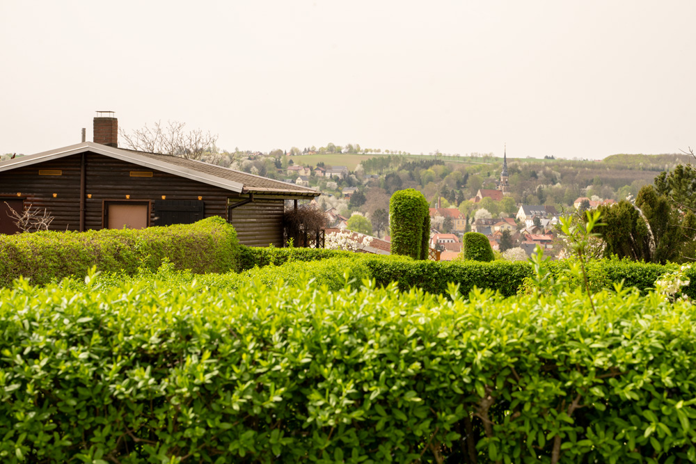 Eine Gartenlaube im Kleingartenverein mit Blick auf Possendorf und den Possendorfer Kirchturm.