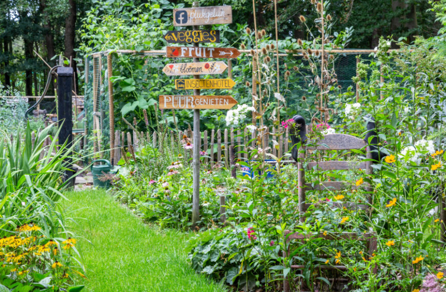 Garten mit Wegweiser