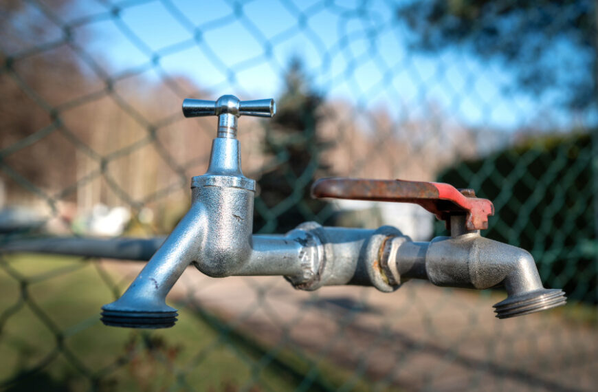Wasserhahn im Garten
