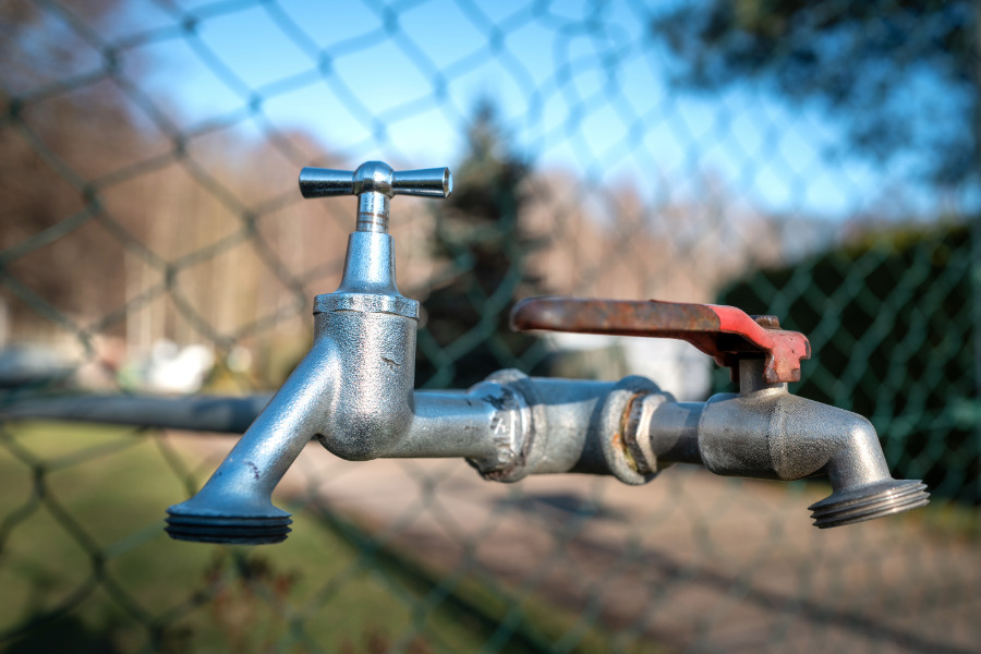 Wasserhahn im Garten